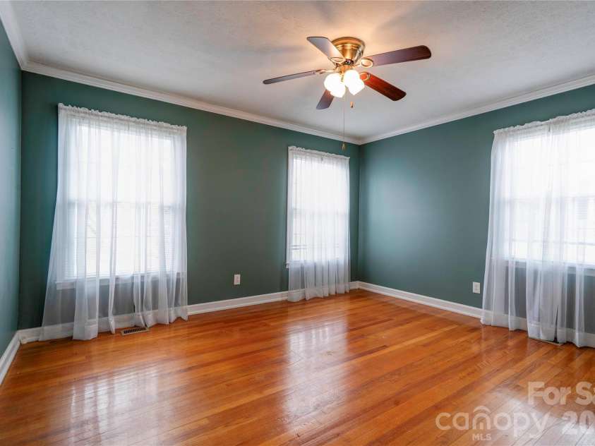 1516 Marlwood Drive, Shelby, NC 28150.  MLS# CAR4347021, YatesRealty ID 2724. Primary Bedroom is spacious.