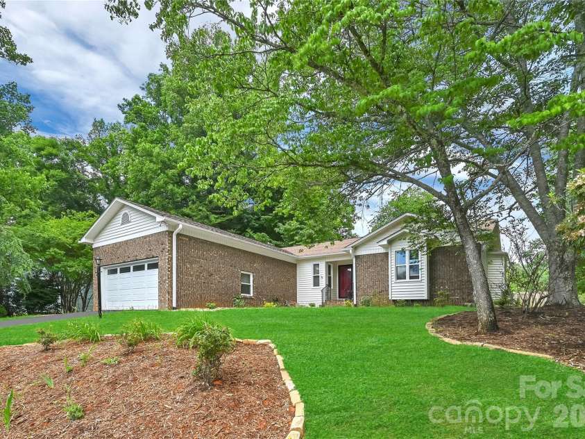 31 St Andrews Drive, Etowah, NC 28729.  MLS# CAR4379830, YatesRealty ID 27240. 