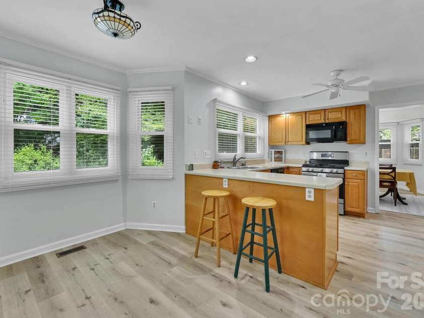 31 St Andrews Drive, Etowah, NC 28729.  MLS# CAR4379830, YatesRealty ID 27240. Eat-In Breakfast Area and Breakfast Bar