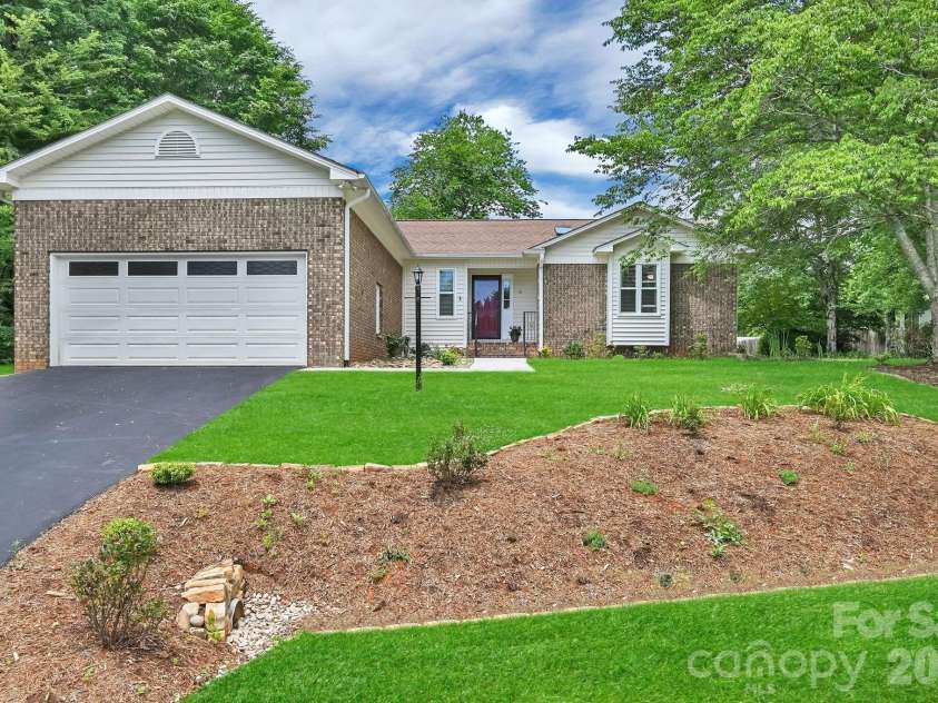 31 St Andrews Drive, Etowah, NC 28729.  MLS# CAR4379830, YatesRealty ID 27240. Welcome Home!