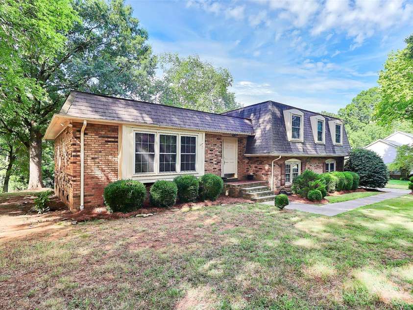 4210 Pepperidge Drive, Charlotte, NC 28226.  MLS# CAR4218122, YatesRealty ID 27240. Angled front view