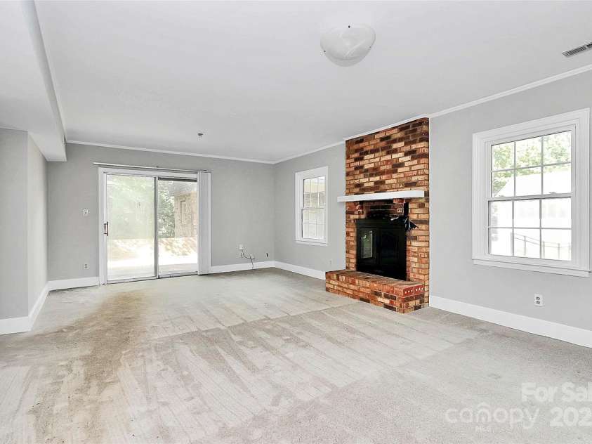 4210 Pepperidge Drive, Charlotte, NC 28226.  MLS# CAR4218122, YatesRealty ID 27240. Fabulous family room with fireplace.