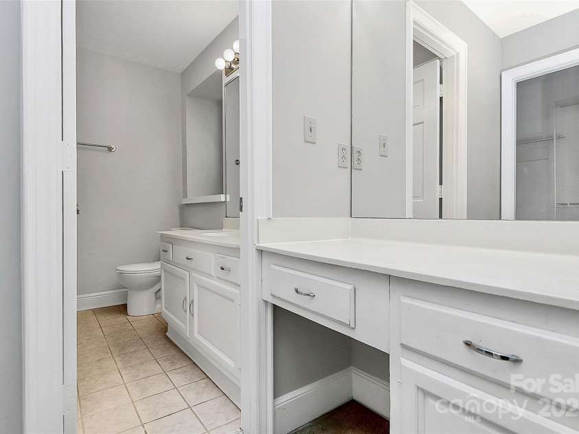 4210 Pepperidge Drive, Charlotte, NC 28226.  MLS# CAR4218122, YatesRealty ID 27240. Primary bathroom