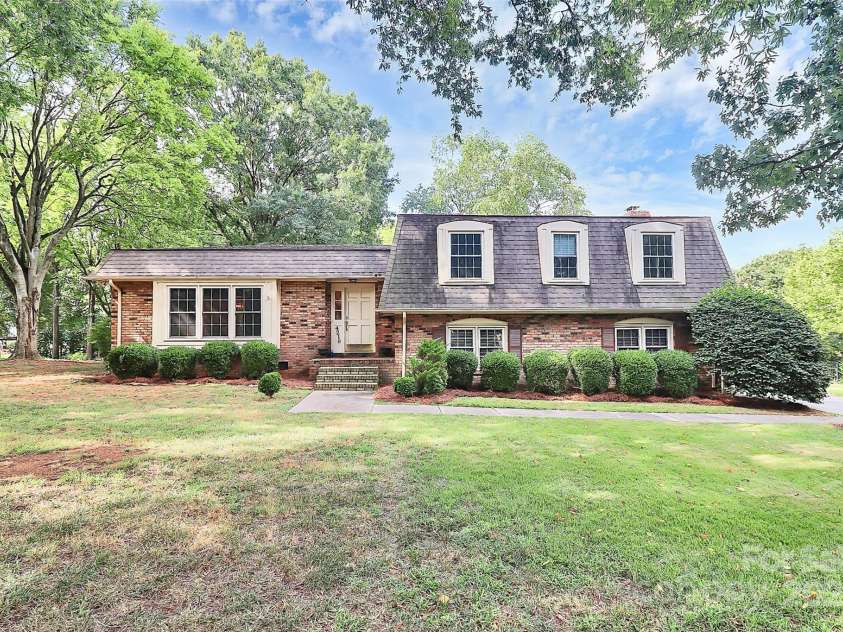 4210 Pepperidge Drive, Charlotte, NC 28226.  MLS# CAR4218122, YatesRealty ID 27240. Very large front yard