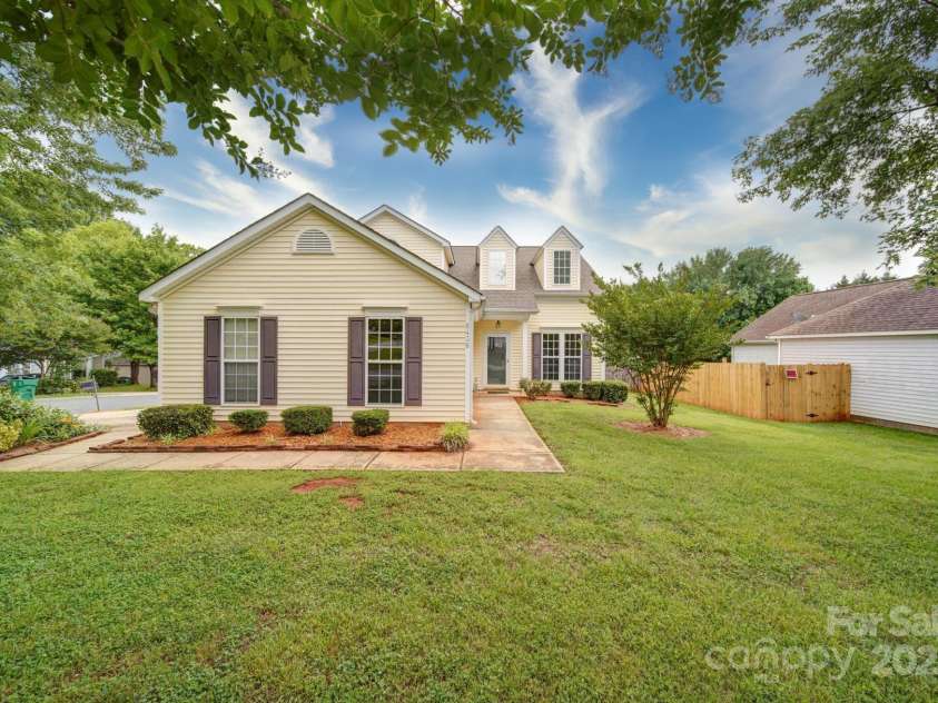 5436 Scarlet Sage Drive, Charlotte, NC 28215.  MLS# CAR4265627, YatesRealty ID 27241. 