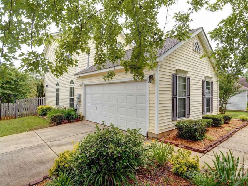 5436 Scarlet Sage Drive, Charlotte, NC 28215.  MLS# CAR4265627, YatesRealty ID 27241. 
