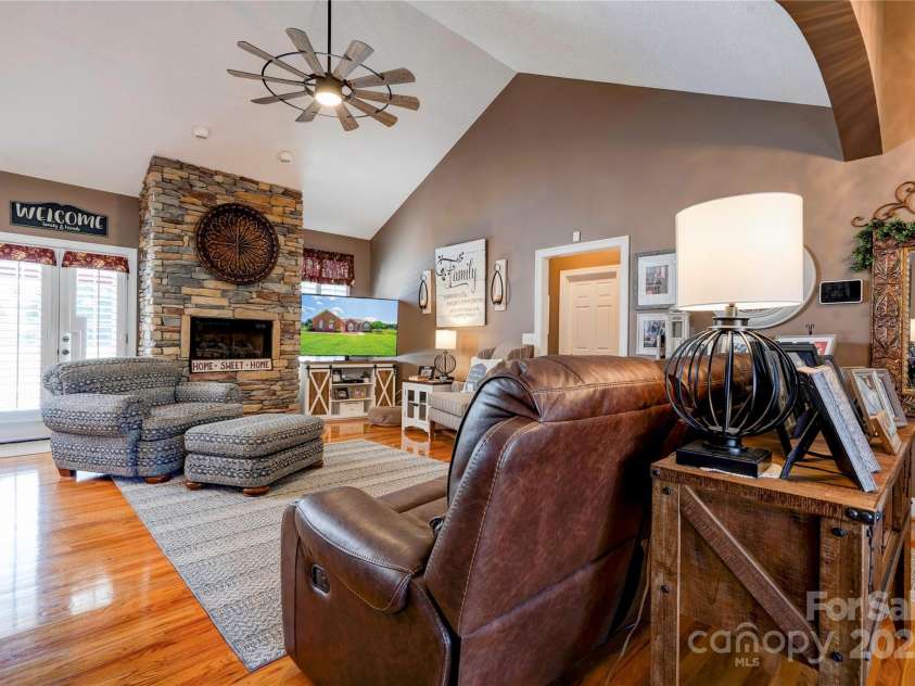 116 Camille Drive, Shelby, NC 28150.  MLS# CAR4272201, YatesRealty ID 27244. Living Room