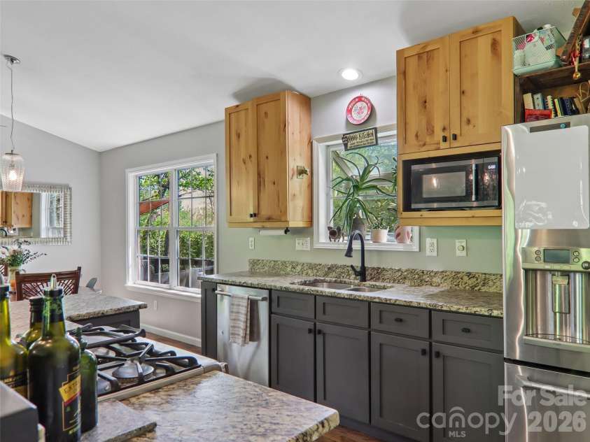 554 Pisgah Forest Drive, Pisgah Forest, NC 28768.  MLS# CAR4375652, YatesRealty ID 27244. Gas range