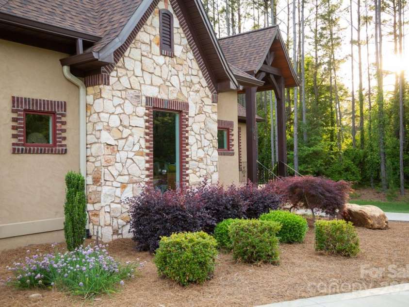 108 Washam Road, Mooresville, NC 28117.  MLS# CAR4281847, YatesRealty ID 27246. 