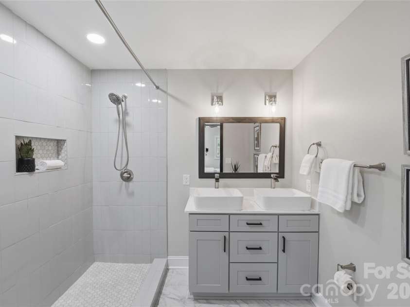 1715 Washington Avenue, Charlotte, NC 28216.  MLS# CAR4386799, YatesRealty ID 27246. 