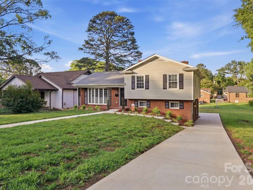 1715 Washington Avenue, Charlotte, NC 28216.  MLS# CAR4386799, YatesRealty ID 27246. 