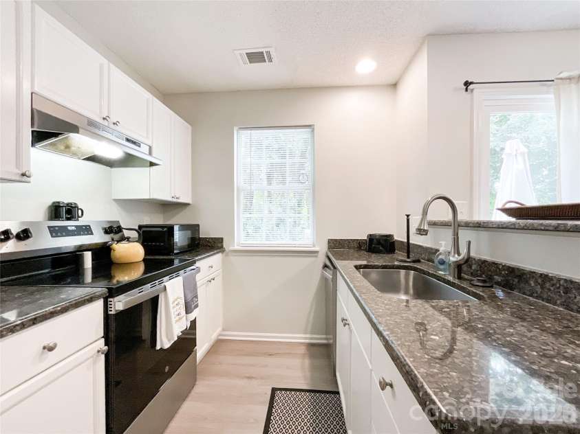 7841 Petrea Lane, Charlotte, NC 28227.  MLS# CAR4386132, YatesRealty ID 27248. 
