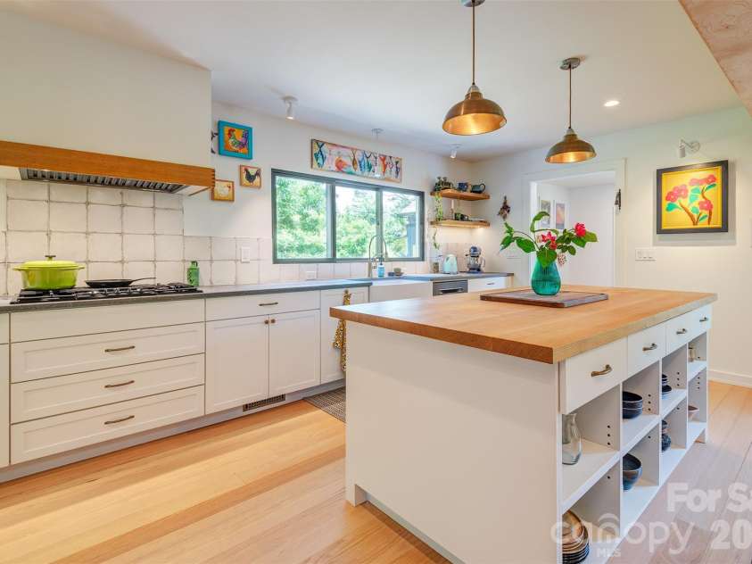 136 Graveyard Road, Fairview, NC 28730.  MLS# CAR4387672, YatesRealty ID 27249. 6 Burner CookTop