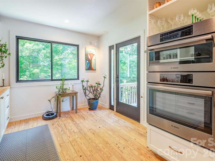 136 Graveyard Road, Fairview, NC 28730.  MLS# CAR4387672, YatesRealty ID 27249. Wall oven 