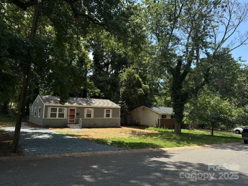 2501 Thornton Road, Charlotte, NC 28208.  MLS# CAR4283254, YatesRealty ID 27253. 