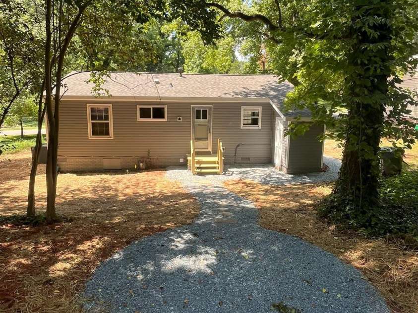 2501 Thornton Road, Charlotte, NC 28208.  MLS# CAR4283254, YatesRealty ID 27253. 