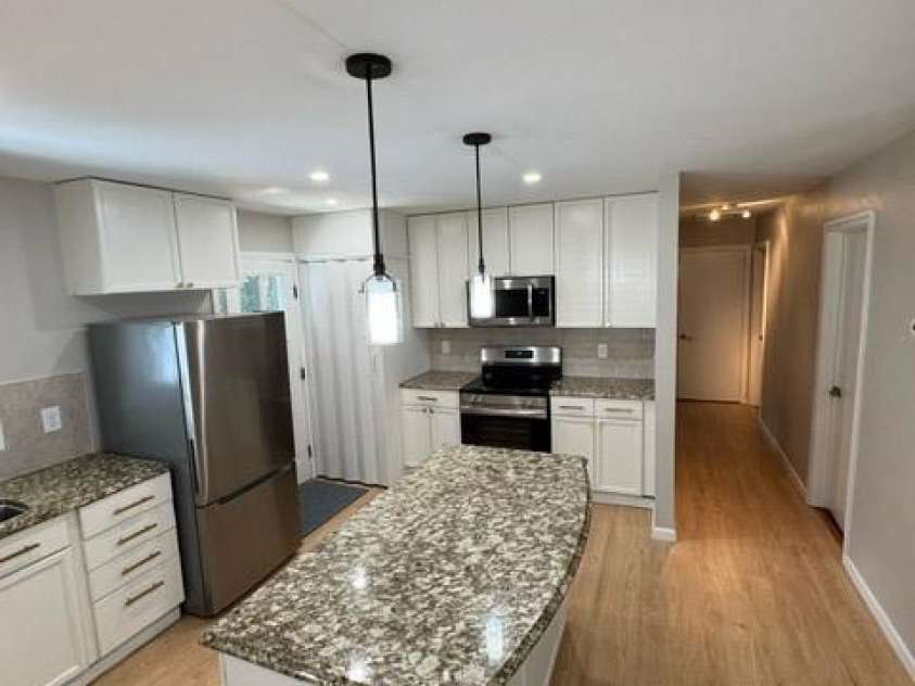2501 Thornton Road, Charlotte, NC 28208.  MLS# CAR4283254, YatesRealty ID 27253. 