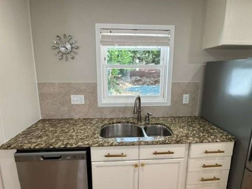 2501 Thornton Road, Charlotte, NC 28208.  MLS# CAR4283254, YatesRealty ID 27253. 