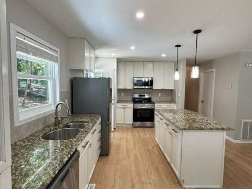 2501 Thornton Road, Charlotte, NC 28208.  MLS# CAR4283254, YatesRealty ID 27253. 