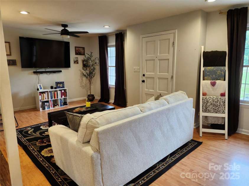 1658 Oakdale Drive, Lancaster, SC 29720.  MLS# CAR4283373, YatesRealty ID 27254. 