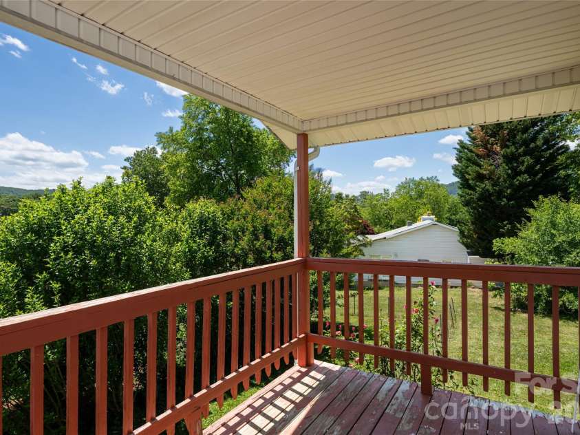 106 Aloha Circle Extension, Candler, NC 28715.  MLS# CAR4385168, YatesRealty ID 27258. 