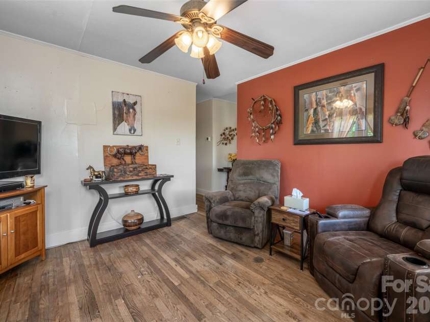 106 Aloha Circle Extension, Candler, NC 28715.  MLS# CAR4385168, YatesRealty ID 27258. Comfortable space to relax