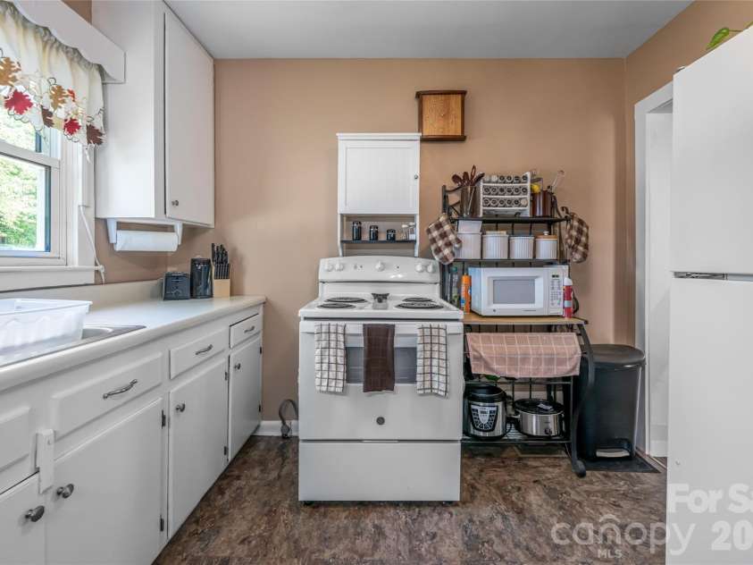 106 Aloha Circle Extension, Candler, NC 28715.  MLS# CAR4385168, YatesRealty ID 27258. Kitchen