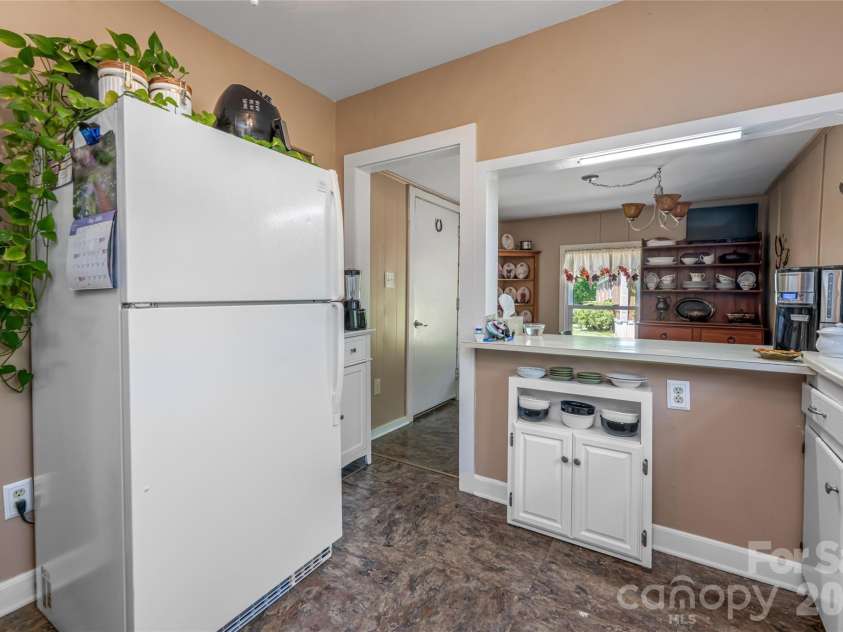 106 Aloha Circle Extension, Candler, NC 28715.  MLS# CAR4385168, YatesRealty ID 27258. Kitchen
