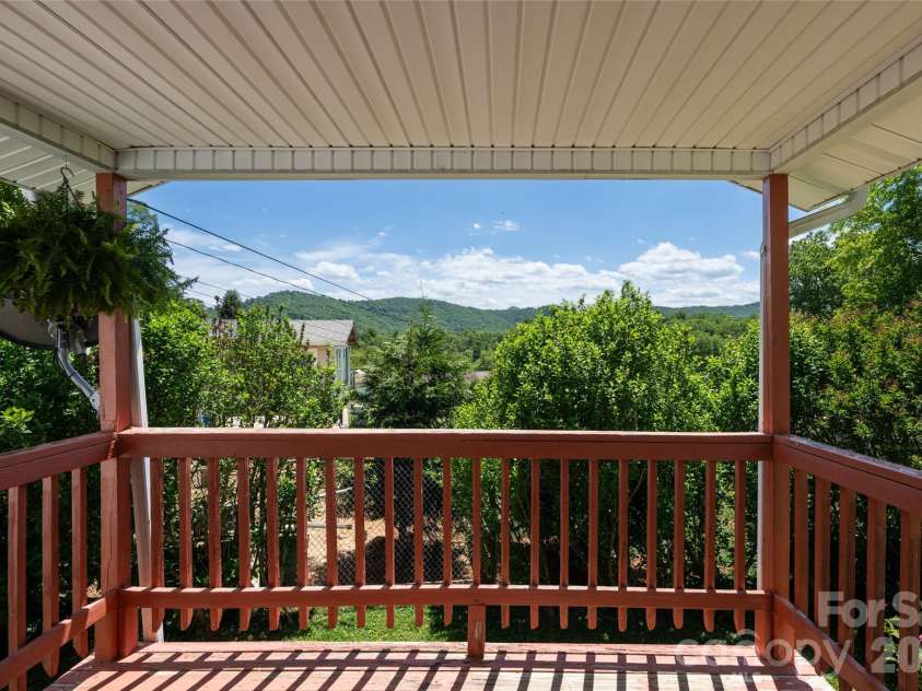 106 Aloha Circle Extension, Candler, NC 28715.  MLS# CAR4385168, YatesRealty ID 27258. Nice....