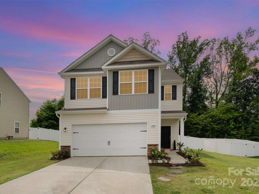 7209 Cuddington Drive, Charlotte, NC 28215.  MLS# CAR4265901, YatesRealty ID 27258. 