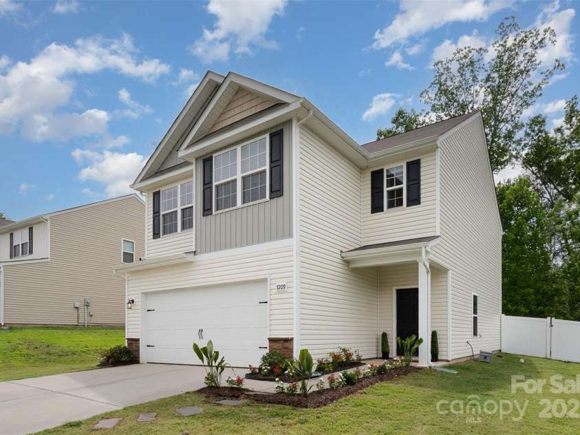7209 Cuddington Drive, Charlotte, NC 28215.  MLS# CAR4265901, YatesRealty ID 27258. 
