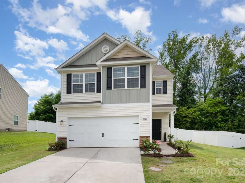 7209 Cuddington Drive, Charlotte, NC 28215.  MLS# CAR4265901, YatesRealty ID 27258. 