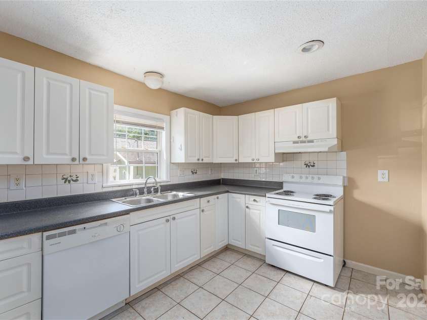 155 Onteora Boulevard, Asheville, NC 28803.  MLS# CAR4282484, YatesRealty ID 27260. 