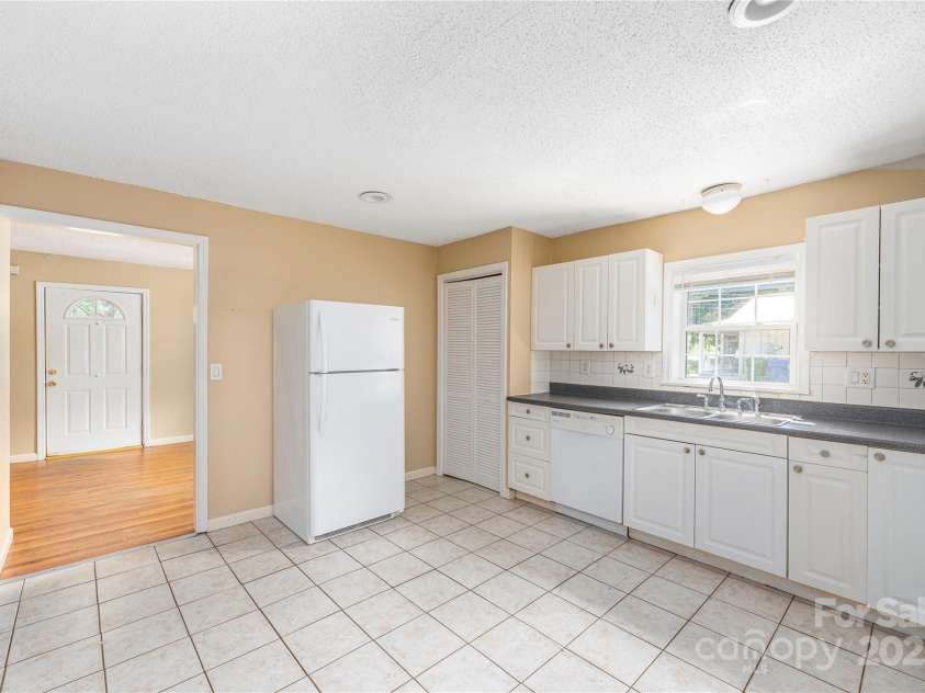 155 Onteora Boulevard, Asheville, NC 28803.  MLS# CAR4282484, YatesRealty ID 27260. 