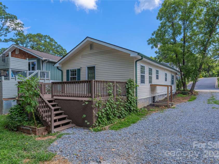 155 Onteora Boulevard, Asheville, NC 28803.  MLS# CAR4282484, YatesRealty ID 27260. 