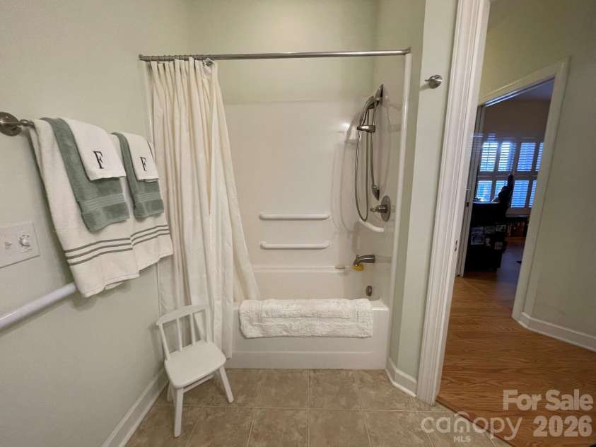 479 26th Avenue, Hickory, NC 28601.  MLS# CAR4388560, YatesRealty ID 27262. Hall Bath