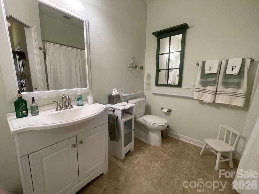 479 26th Avenue, Hickory, NC 28601.  MLS# CAR4388560, YatesRealty ID 27262. Hall Bath