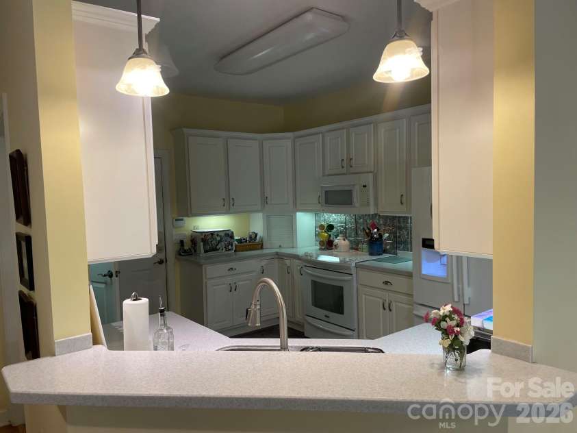 479 26th Avenue, Hickory, NC 28601.  MLS# CAR4388560, YatesRealty ID 27262. Kitchen Pass-Thru