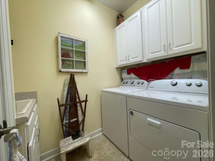 479 26th Avenue, Hickory, NC 28601.  MLS# CAR4388560, YatesRealty ID 27262. Laundry - Main Floor
