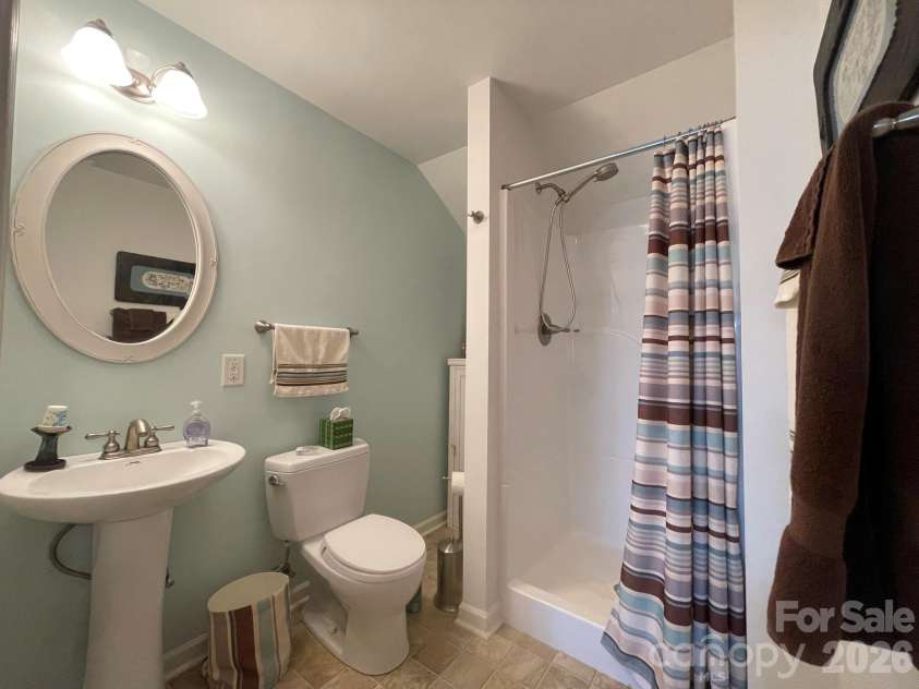 479 26th Avenue, Hickory, NC 28601.  MLS# CAR4388560, YatesRealty ID 27262. Upper-Level Bath