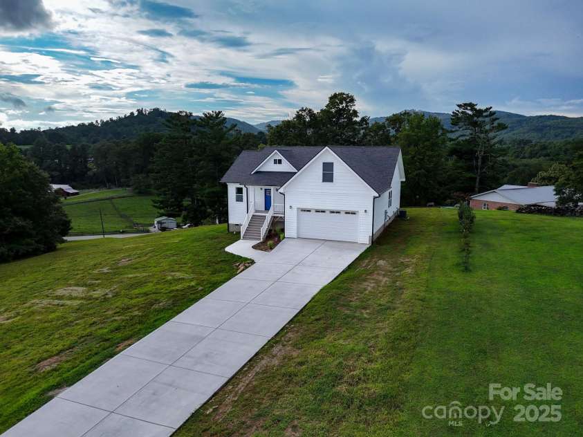 73 Montchannin Heights, Hendersonville, NC 28792.  MLS# CAR4240047, YatesRealty ID 27263. 