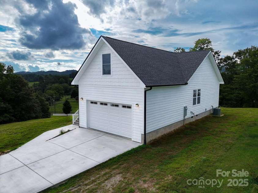 73 Montchannin Heights, Hendersonville, NC 28792.  MLS# CAR4240047, YatesRealty ID 27263. 