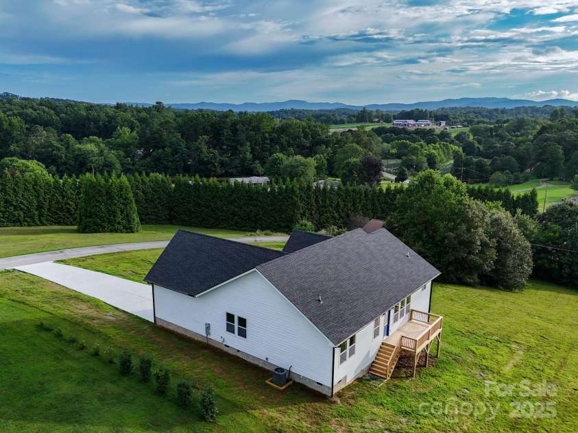 73 Montchannin Heights, Hendersonville, NC 28792.  MLS# CAR4240047, YatesRealty ID 27263. 