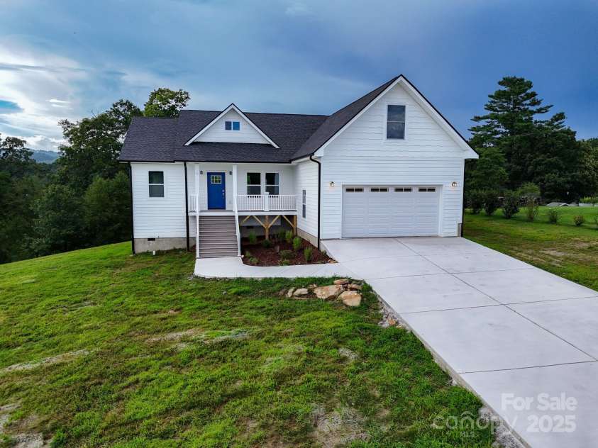 73 Montchannin Heights, Hendersonville, NC 28792.  MLS# CAR4240047, YatesRealty ID 27263. 