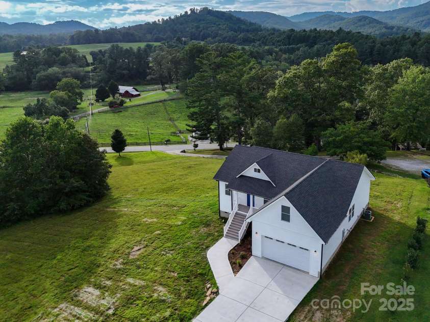 73 Montchannin Heights, Hendersonville, NC 28792.  MLS# CAR4240047, YatesRealty ID 27263. 