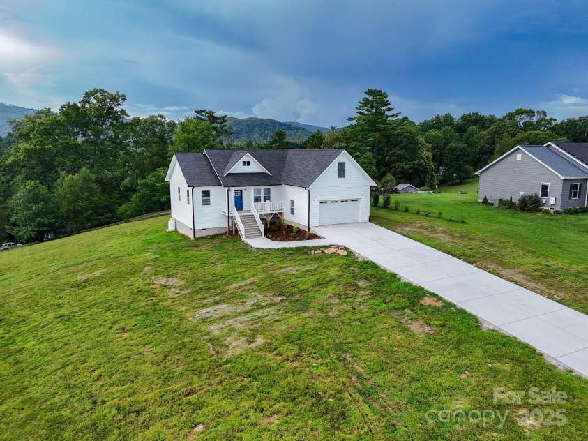 73 Montchannin Heights, Hendersonville, NC 28792.  MLS# CAR4240047, YatesRealty ID 27263. 