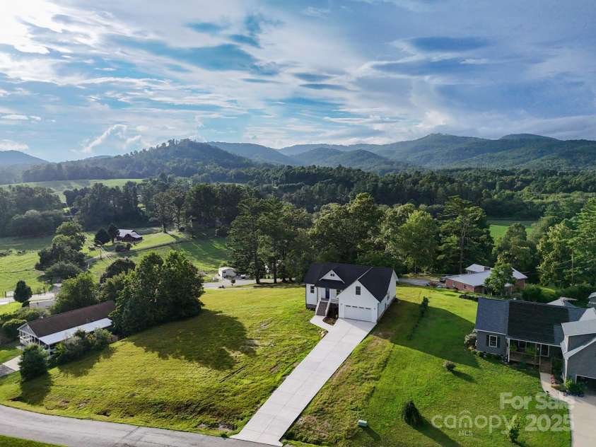 73 Montchannin Heights, Hendersonville, NC 28792.  MLS# CAR4240047, YatesRealty ID 27263. 