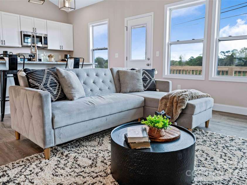 73 Montchannin Heights, Hendersonville, NC 28792.  MLS# CAR4240047, YatesRealty ID 27263. 