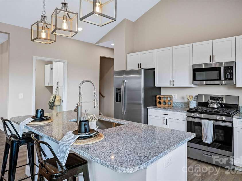 73 Montchannin Heights, Hendersonville, NC 28792.  MLS# CAR4240047, YatesRealty ID 27263. 