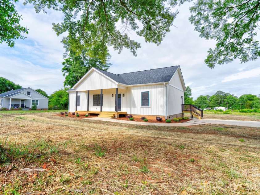1168 Granite Drive, Shelby, NC 28152.  MLS# CAR4383048, YatesRealty ID 27264. Front & Right